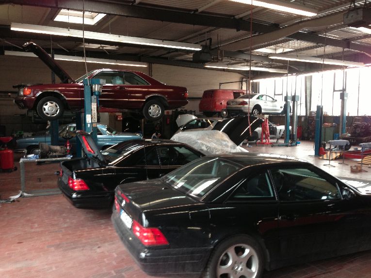Blick in unserere Mechanik Werkstatt mit mehreren Mercedes Generationen in Berlin